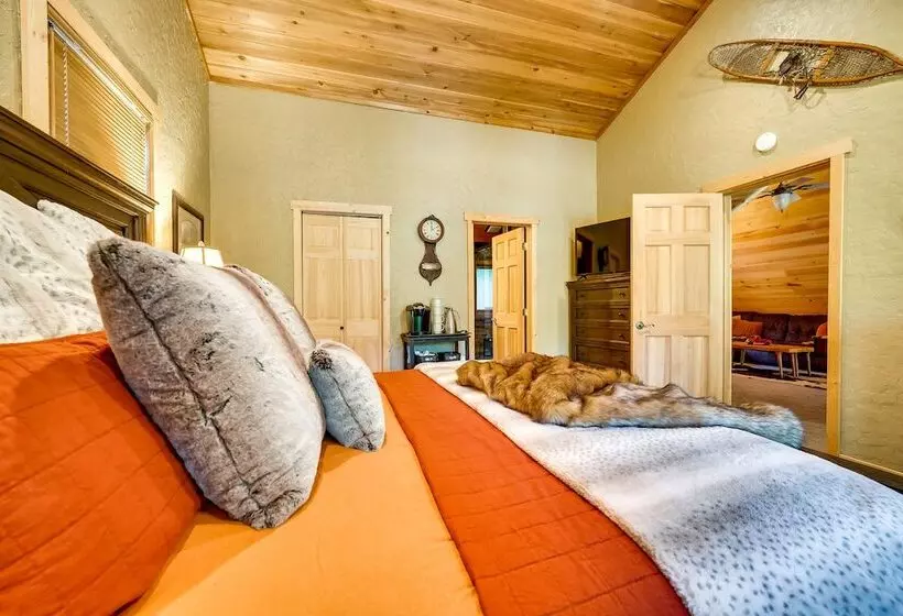 Spacious Packwood Cabin W/ Hot Tub   Near River