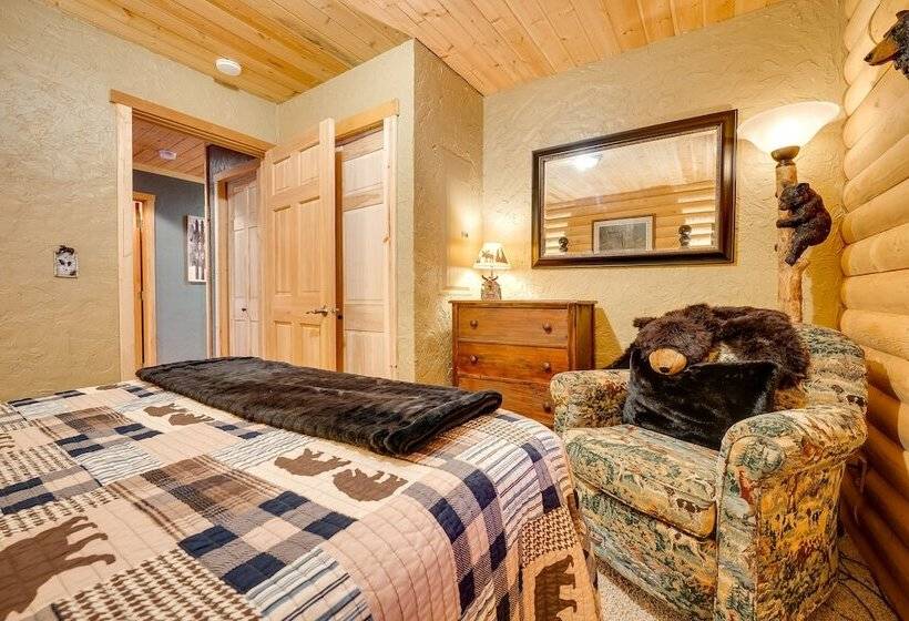Spacious Packwood Cabin W/ Hot Tub Near River