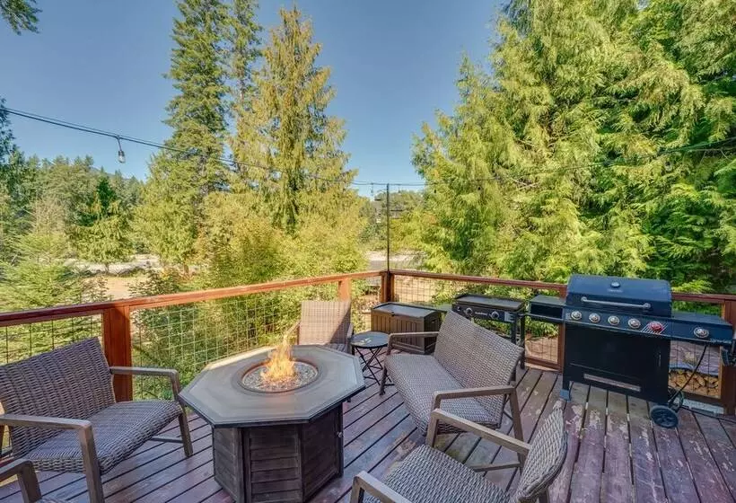 Spacious Packwood Cabin W/ Hot Tub   Near River