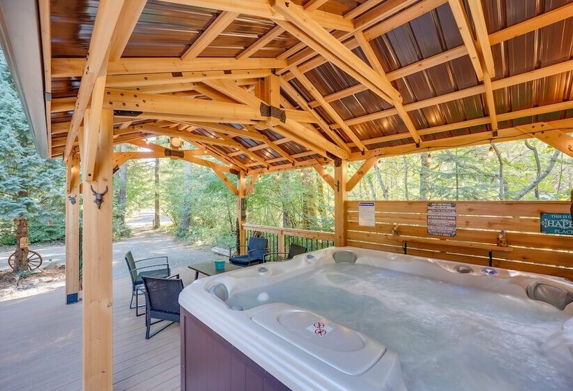 Spacious Packwood Cabin W/ Hot Tub Near River