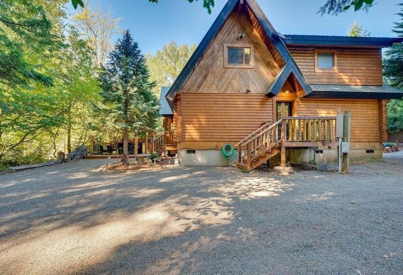 Spacious Packwood Cabin W/ Hot Tub Near River