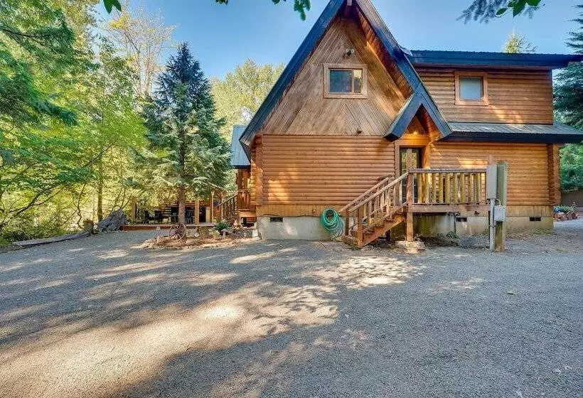 Spacious Packwood Cabin W/ Hot Tub   Near River