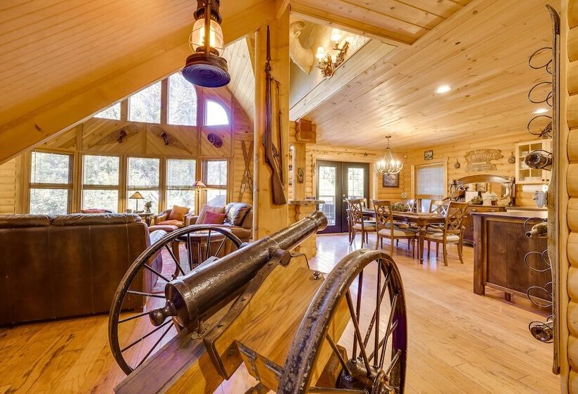 Spacious Packwood Cabin W/ Hot Tub Near River