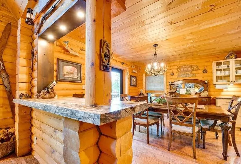 Spacious Packwood Cabin W/ Hot Tub   Near River