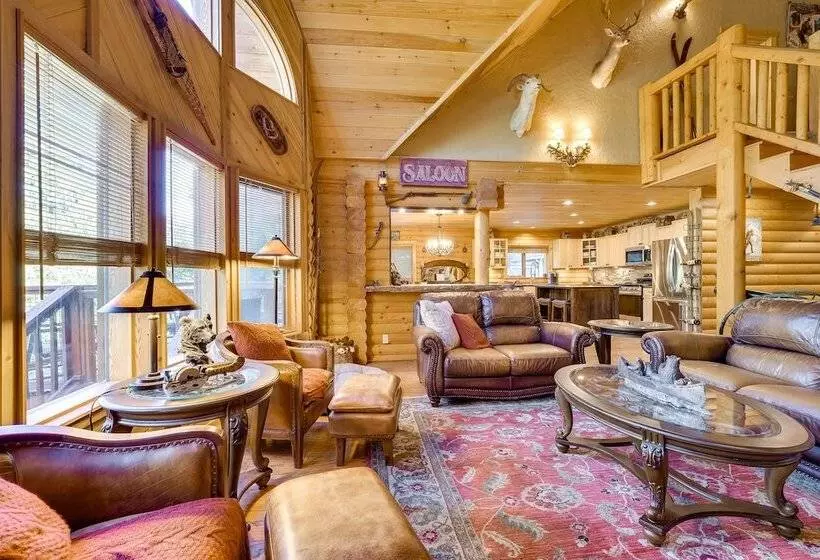 Spacious Packwood Cabin W/ Hot Tub   Near River