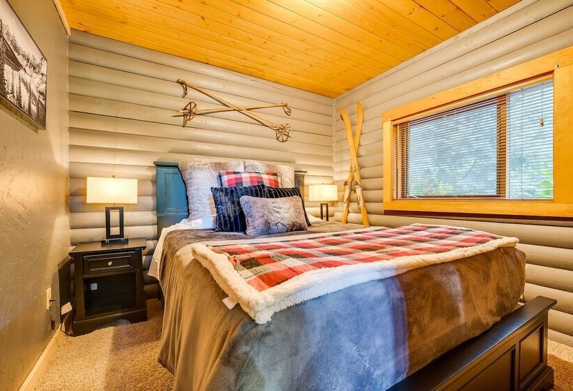 Spacious Packwood Cabin W/ Hot Tub Near River