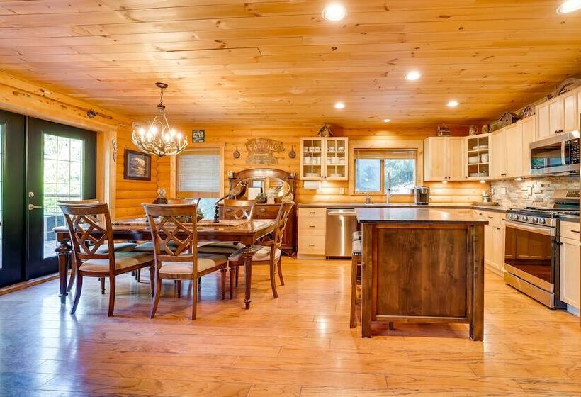 Spacious Packwood Cabin W/ Hot Tub Near River