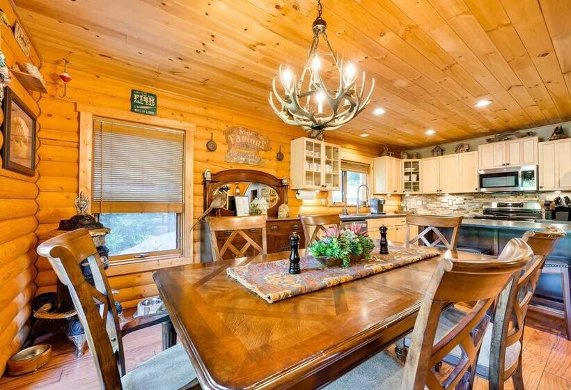 Spacious Packwood Cabin W/ Hot Tub Near River