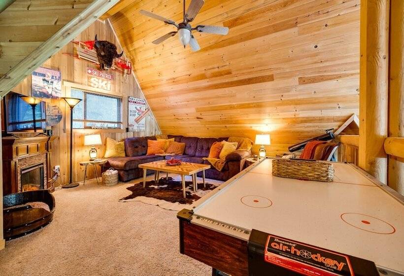 Spacious Packwood Cabin W/ Hot Tub Near River