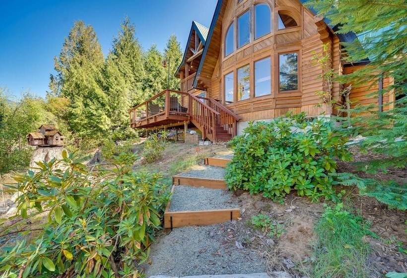 Spacious Packwood Cabin W/ Hot Tub Near River