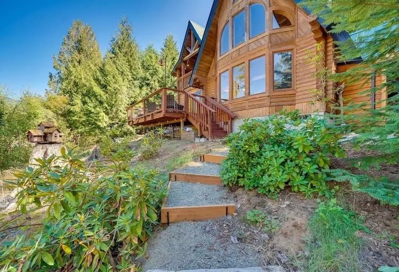 Spacious Packwood Cabin W/ Hot Tub   Near River