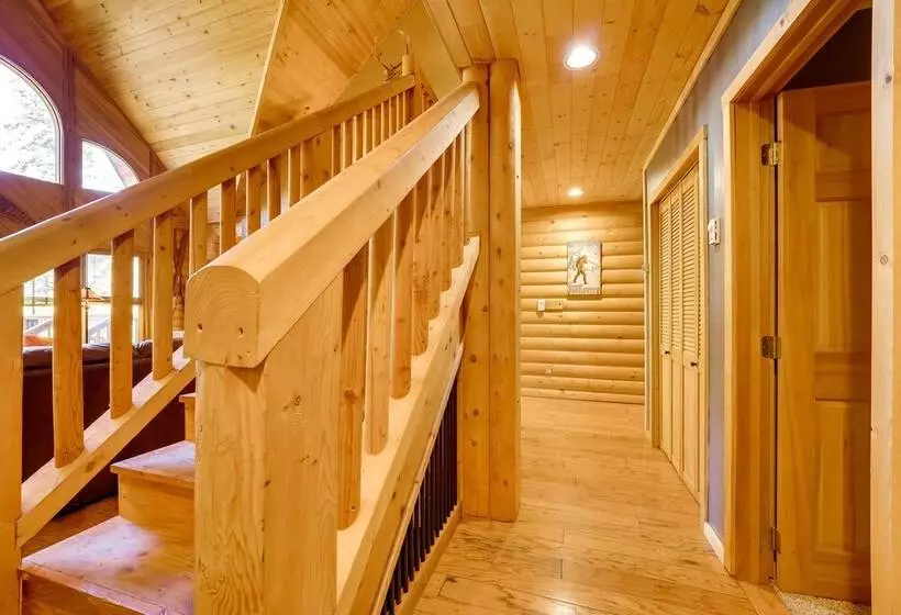 Spacious Packwood Cabin W/ Hot Tub   Near River