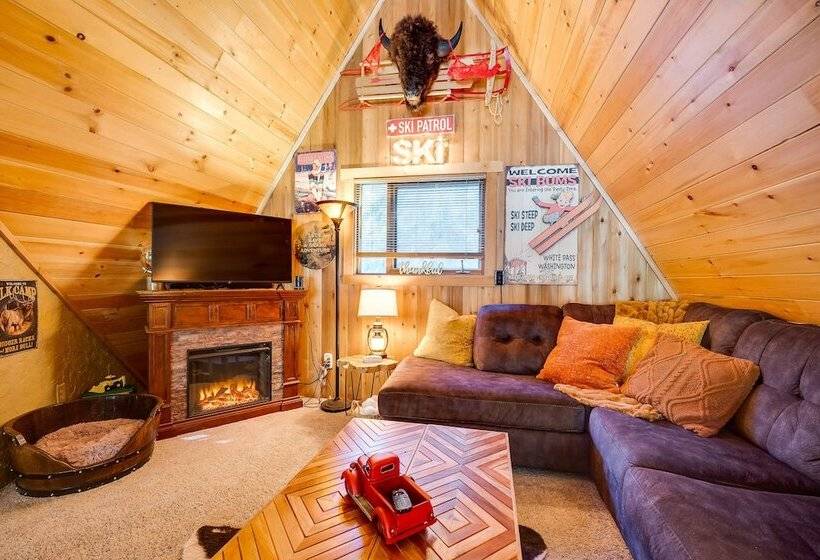 Spacious Packwood Cabin W/ Hot Tub Near River