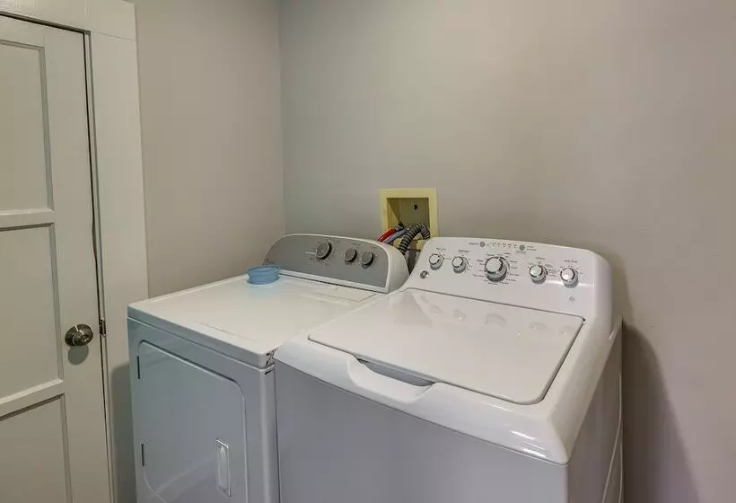 Vibrant Fayetteville Home   Walk Downtown!