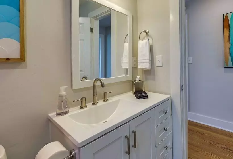 Vibrant Fayetteville Home   Walk Downtown!