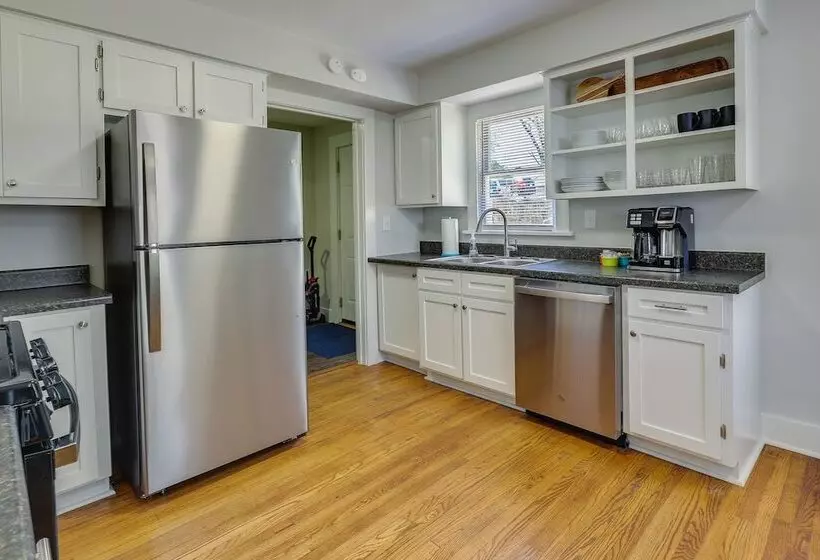 Vibrant Fayetteville Home   Walk Downtown!