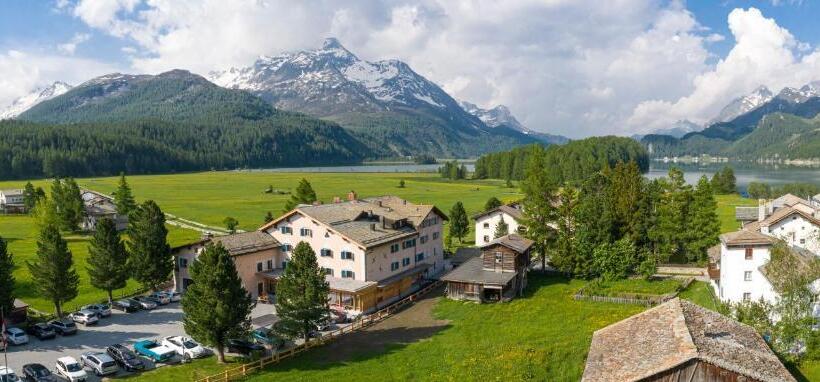 فندق Chesa Randolina