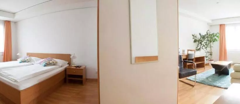 ホテル Zur Au