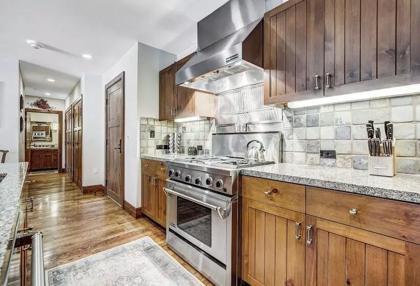 Bachelor Gulch Village