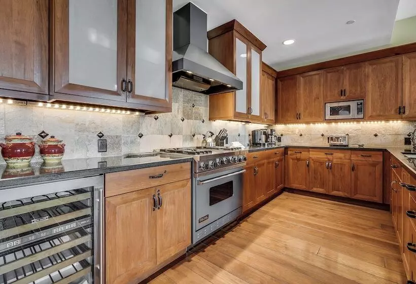 Bachelor Gulch Village