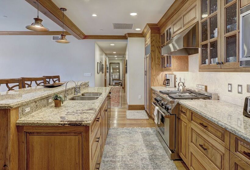 Bachelor Gulch Village