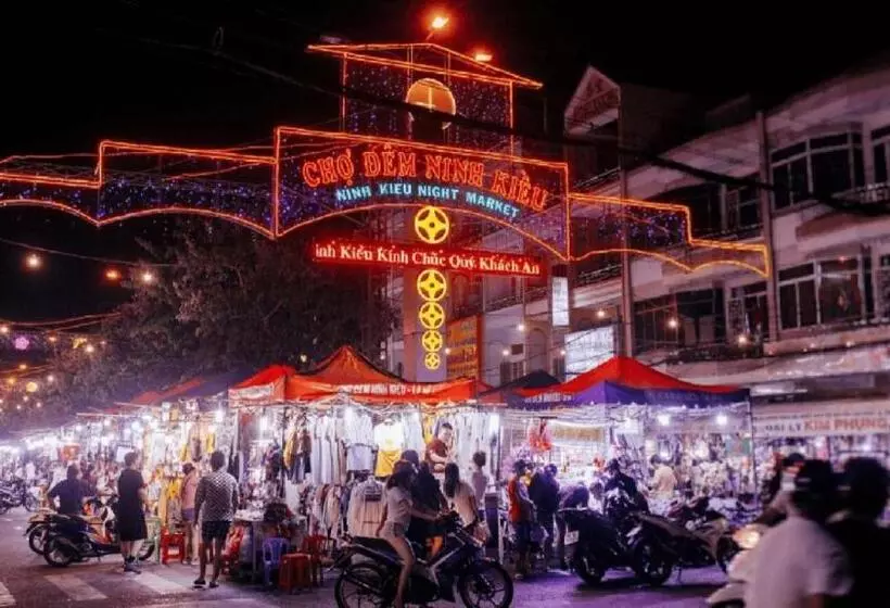 هتل Khách Sạn Thu Nguyễn   Ngay Bến Ninh Kiều, Chợ đêm
