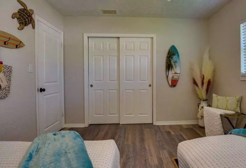 Sunny Home W/ Yard ~ 7 Mi To Anna Maria Island!