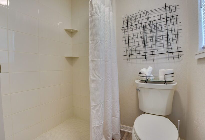 Sunny Home W/ Yard ~ 7 Mi To Anna Maria Island!