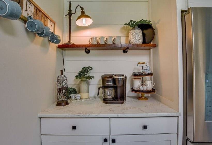 Sunny Home W/ Yard ~ 7 Mi To Anna Maria Island!