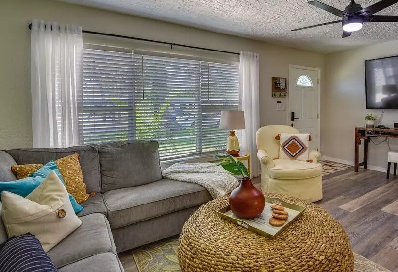 Sunny Home W/ Yard ~ 7 Mi To Anna Maria Island!