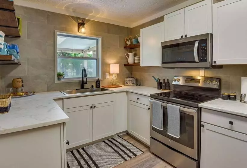 Sunny Home W/ Yard ~ 7 Mi To Anna Maria Island!