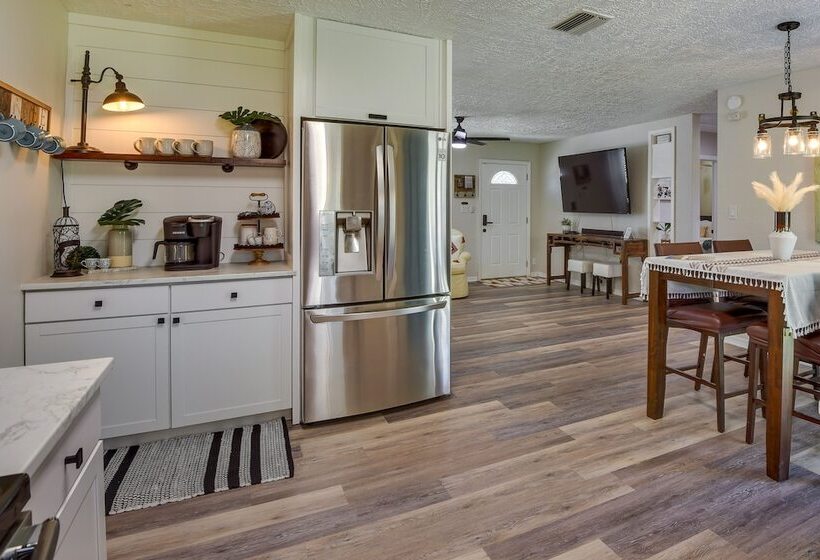 Sunny Home W/ Yard ~ 7 Mi To Anna Maria Island!