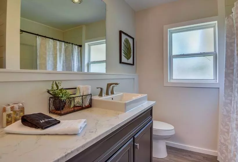 Sunny Home W/ Yard ~ 7 Mi To Anna Maria Island!