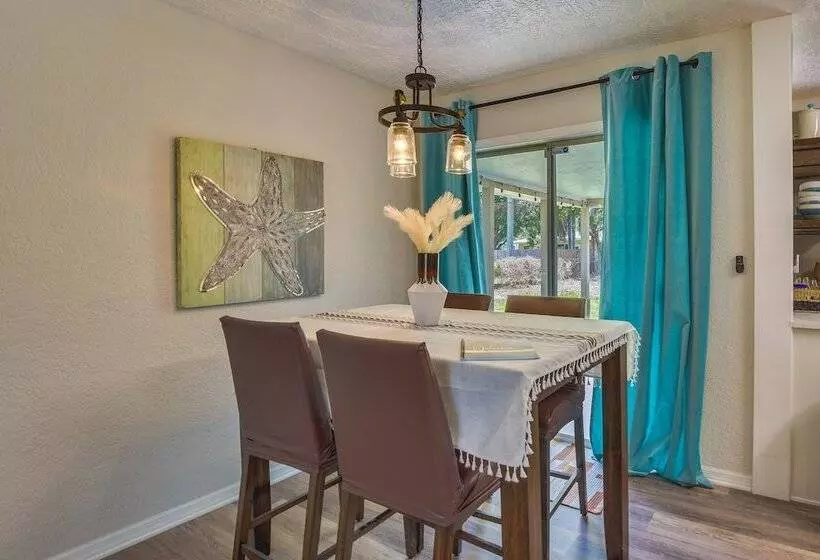 Sunny Home W/ Yard ~ 7 Mi To Anna Maria Island!