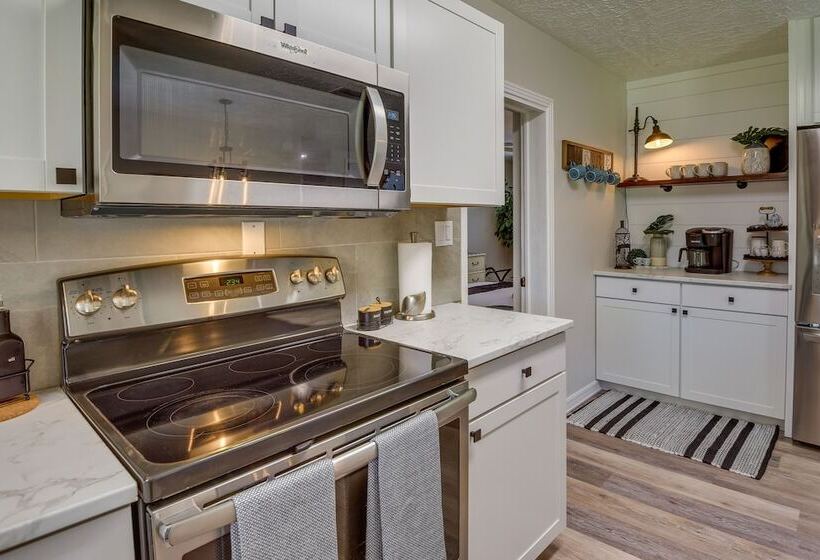 Sunny Home W/ Yard ~ 7 Mi To Anna Maria Island!