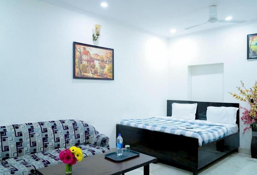 Отель Tom   Jungpura Chruch Road