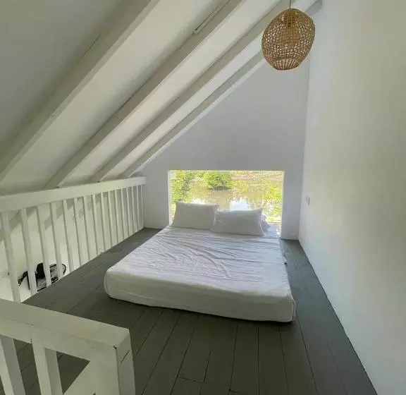 Majatalo Waters Edge