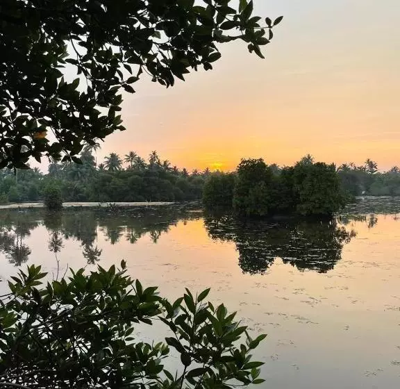 Majatalo Waters Edge