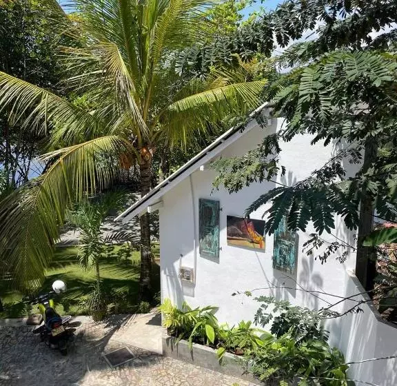 Majatalo Waters Edge