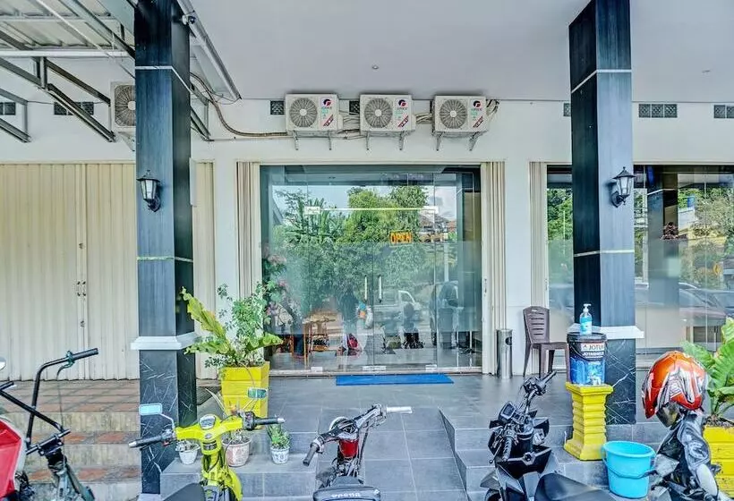 Collection O 92152 Hotel The Wong