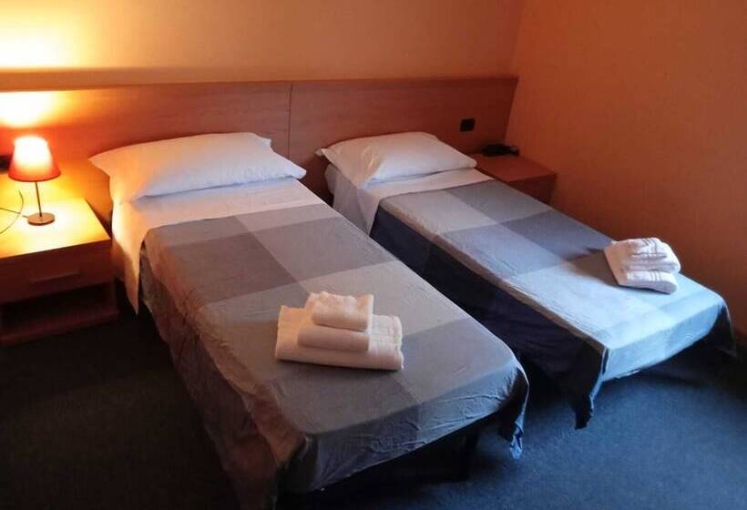 פונדק Albergo Al Gallo