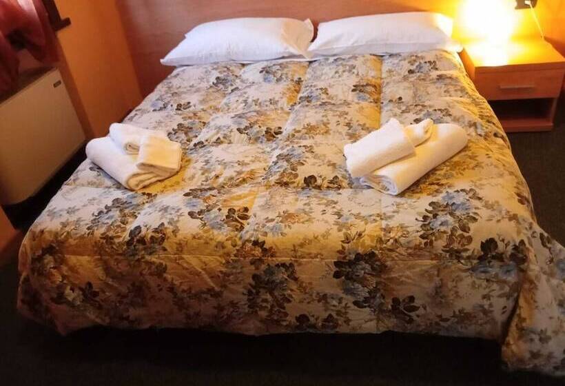 פונדק Albergo Al Gallo