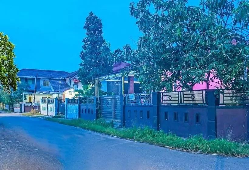 ホテル Spot On 92466 Adam Kost Syariahnearwisata Jembatan Barito