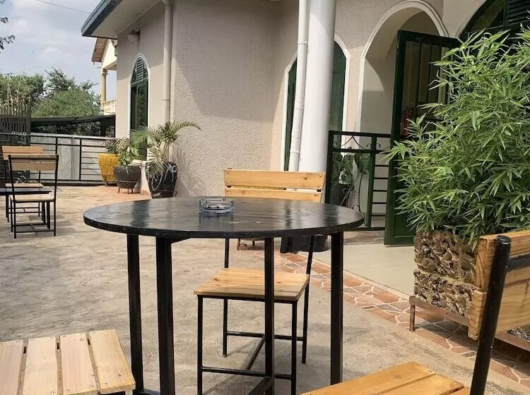 تختخواب و صبحانه Gorilla Home Stay