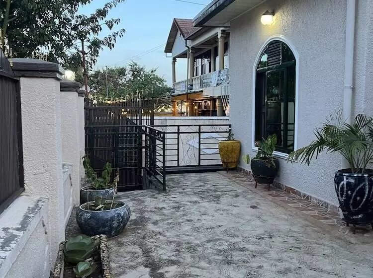 تختخواب و صبحانه Gorilla Home Stay