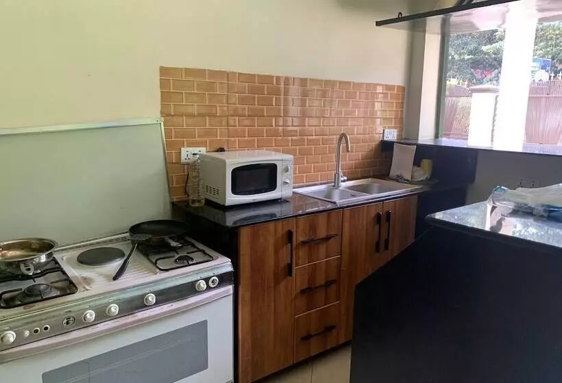 تختخواب و صبحانه Gorilla Home Stay