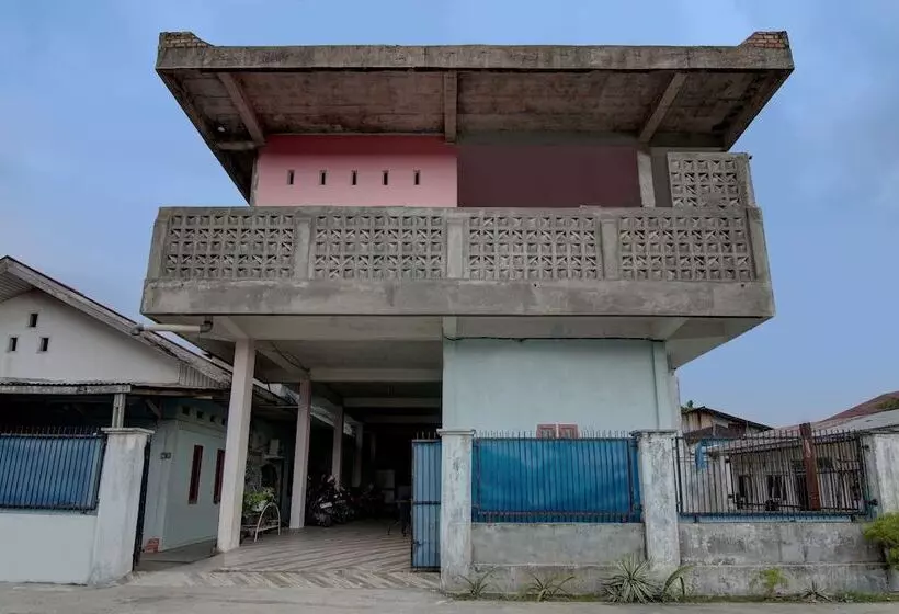 Hotelli Spot On 92449 Libersa Homestay Syariah