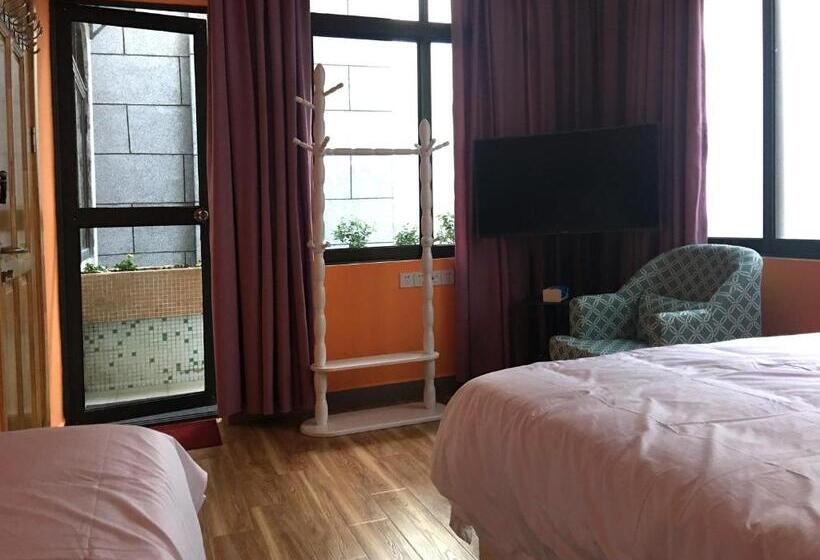 膳宿费 March Garden Next To The Furniture Market