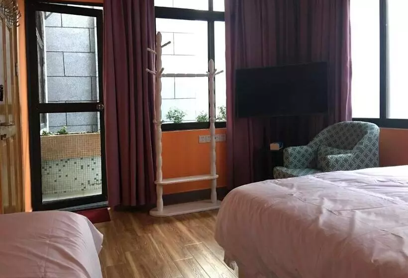 Majatalo March Garden Next To The Furniture Market