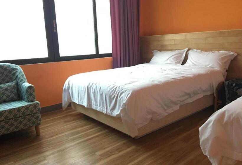 膳宿费 March Garden Next To The Furniture Market